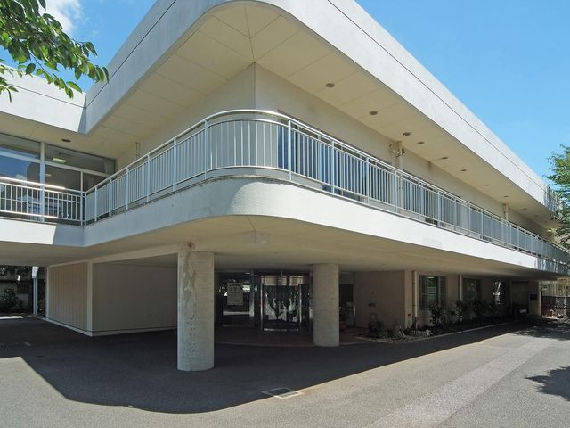 日差しの入る外観 外観 自然光が入る広々としたエントランス前は、利用者にも優しい設計になっています。