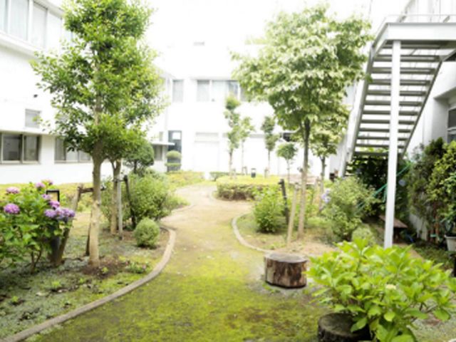 緑豊かな中庭 中庭 静かな時間を過ごせる、緑に囲まれた中庭です。リフレッシュに最適な空間で、心地よさを感じられます。