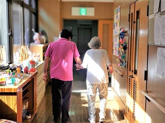 廊下を歩く人々