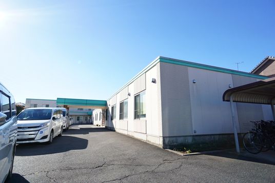 広々とした明るい外観
