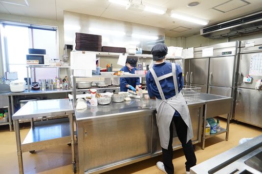 調理スタッフのキッチン風景