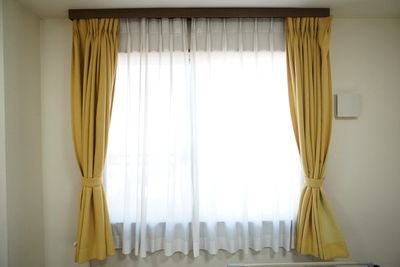 黄色いカーテンの窓辺