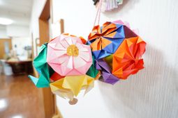 カラフルな折り紙の飾り