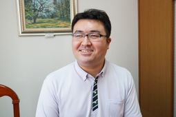 笑顔のスタッフポートレート