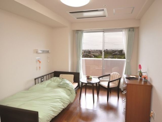 居心地の良い居室風景 居室 ゆったりとした個室で、明るい窓からは日差しが差し込んでいます。居住者一人一人のくつろぎの時間を大切にした空間設計がされています。