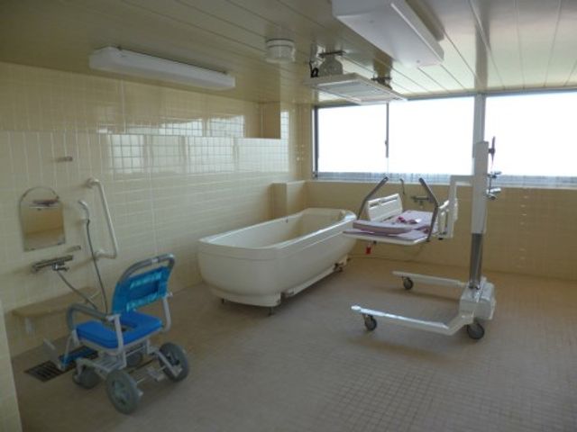 広々とした清潔な浴室 特殊浴槽 手すり付きのユニットバスにはリフトも完備しており、快適な入浴をサポートします。安心して利用できる設計で、将来を見据えた職場環境です。