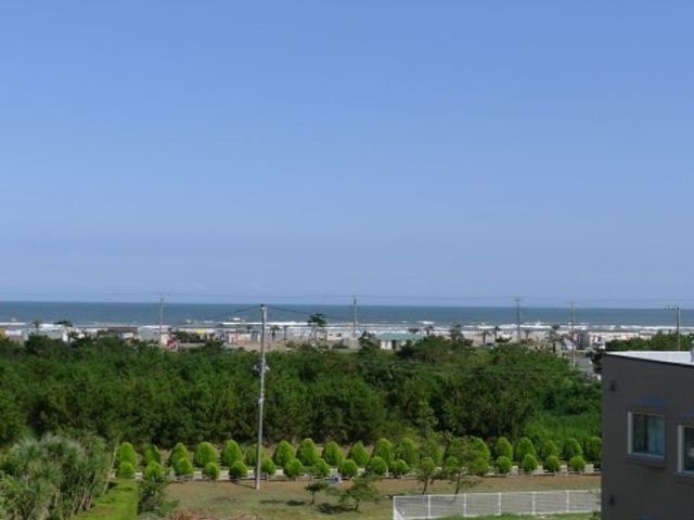 緑豊かな庭と海の景色 風景 手入れが行き届いた庭からは海を一望でき、快適な環境での勤務が可能です。