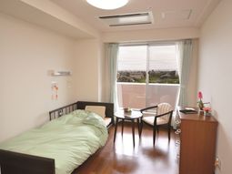 明るい個室の居室