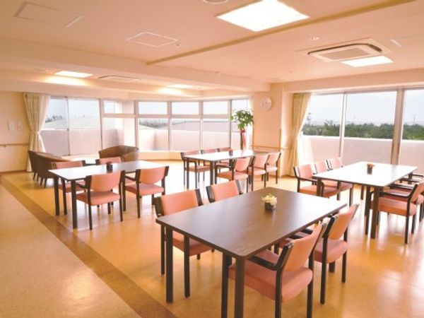 明るい食堂の様子