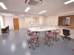 円形テーブルのある部屋