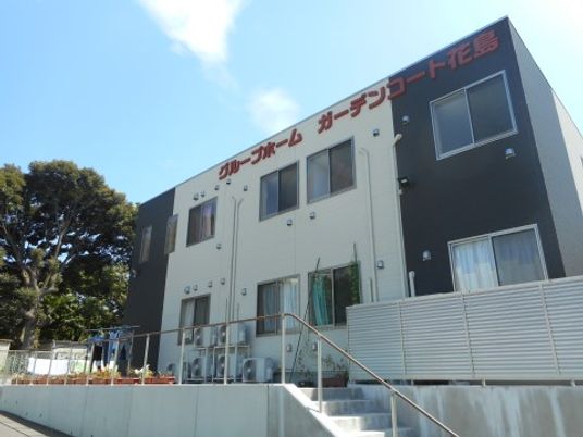 明るい建物の外観
