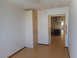 明るい通路と部屋の入口