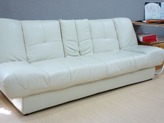 白い快適ソファ居室内