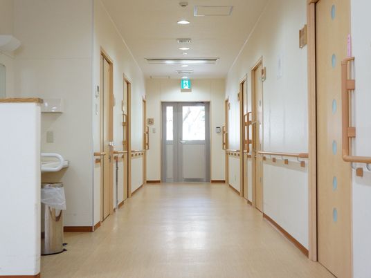 明るい廊下の風景