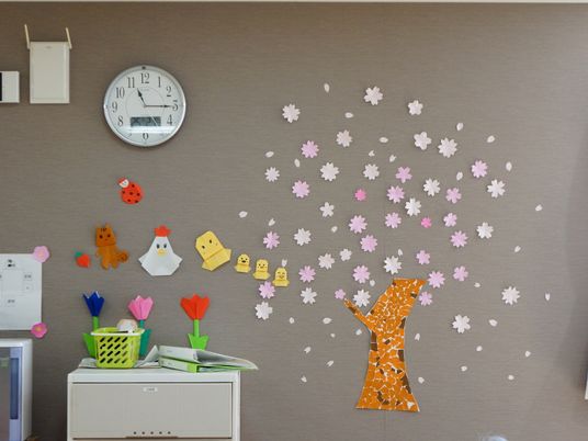 壁の空きスペースには、貼り絵の木の枝に紙を切って作った桜の花、折り紙のひよこやリスが貼ってあって賑やか。
