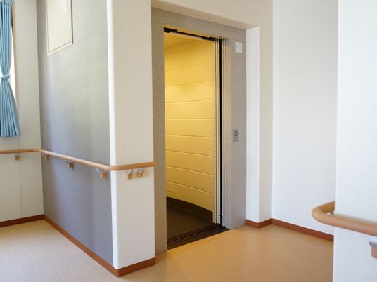 手すり付き廊下と扉