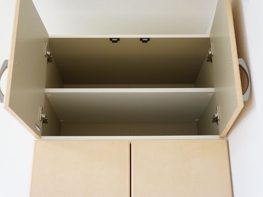 居室に備わっている棚は高く、上部にも物が入れられるようになっている。棚の蓋は磁石で止まるようになっているので安全。
