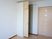 サムネイル 施設の写真 居室の入り口脇の棚は、扉を開いても出入りができるような位置に設置されている。白と木調で部屋に馴染んでいる。