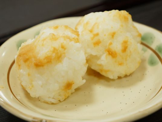 温かいおにぎり二つ