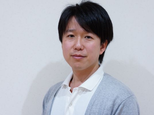 笑顔のスタッフ立ち姿