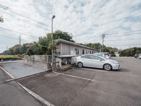 広い駐車場の外観