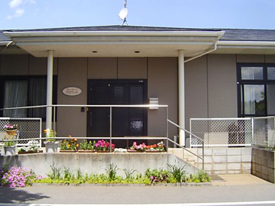 暖かな雰囲気の施設外観