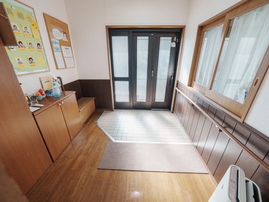 明るい共有スペースの入口