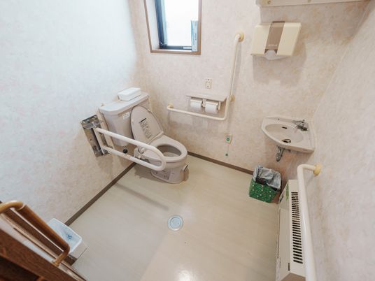 手すり付きのトイレ