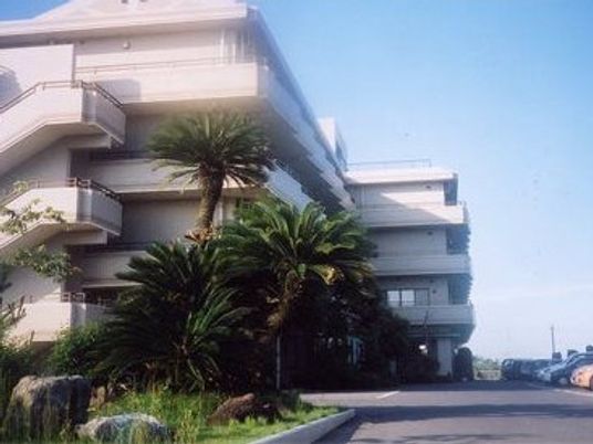 緑豊かな建物外観