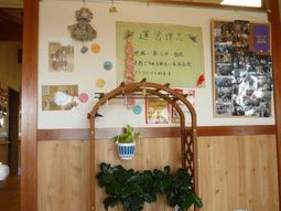 掲示物と観葉植物のある空間