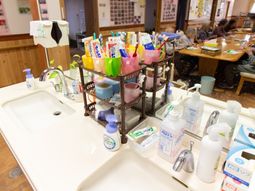 手洗い場と活動する人たち