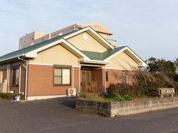 落ち着いた色合いの外観