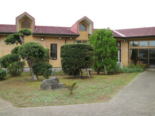 緑豊かな庭がある建物