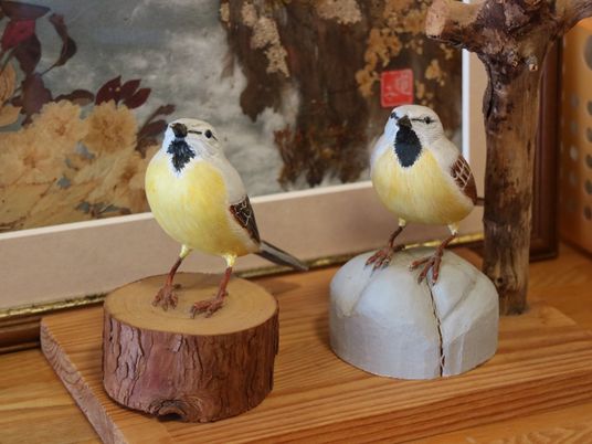 木製台の上の小鳥飾り