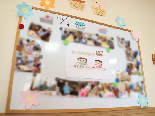 掲示物を装飾した壁