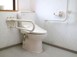 バリアフリー設計のトイレ