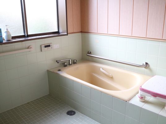浴室の設備と窓