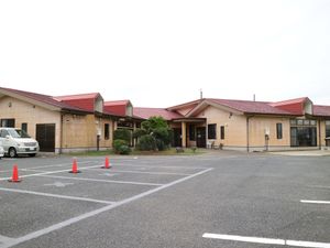 広々とした施設外観