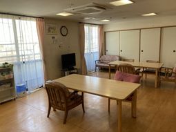 木のテーブルとソファがある部屋  
