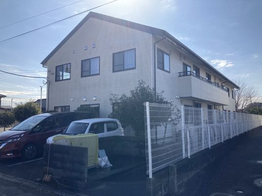 駐車場と建物の外観