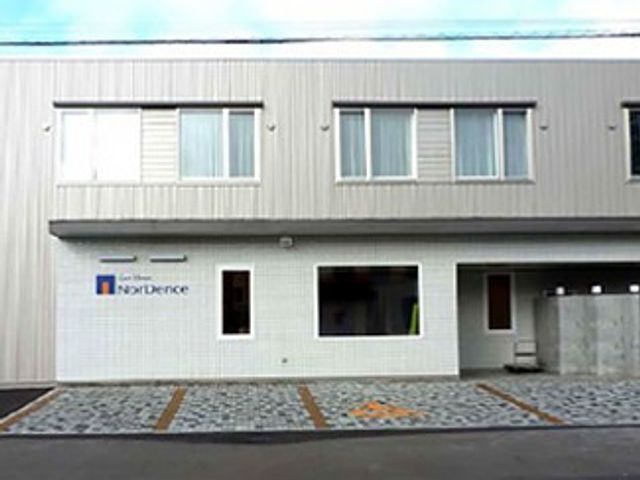 施設の外観 外観   落ち着いた色合いの建物外観です。前面に駐車スペースのような場所があり、出入りしやすそうです。