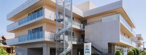 三階建て建物の外観