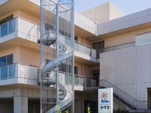 三階建て建物の外観 外観 採光が良い三階建ての施設です。独立した階段があり、デザイン性と安全性を兼ね備えています。