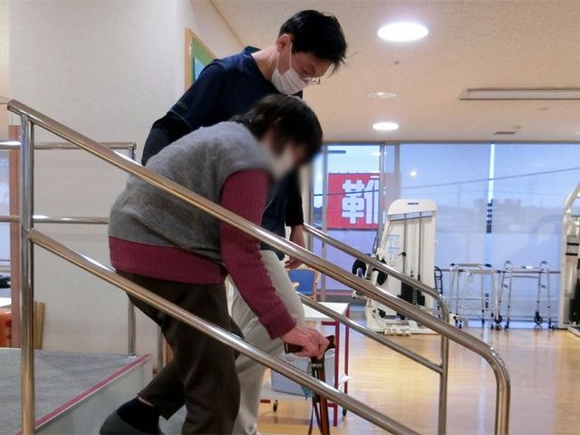 訓練を行う室内 機能訓練室 広々とした空間で、サポートを受けながら安全にリハビリテーションを行うことができます。