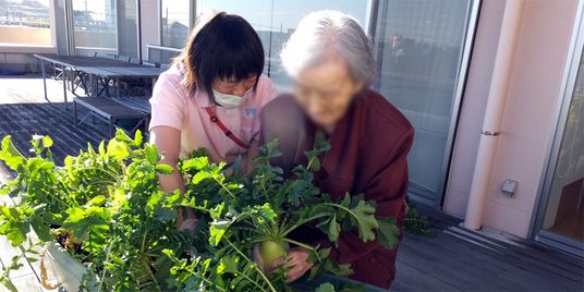 スタッフが支える屋外