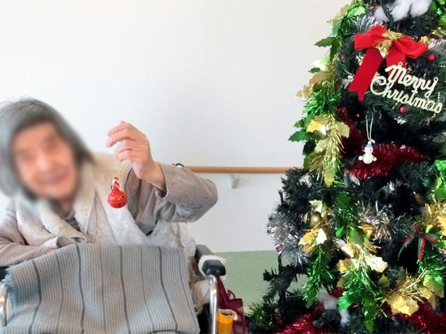 クリスマス装飾の共有スペース ラウンジ クリスマスの装飾が施されたラウンジです。車椅子を利用した方もリラックスできる空間になっています。
