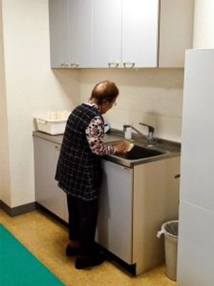 調理を行う女性の様子