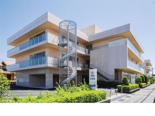 広い建物の外観