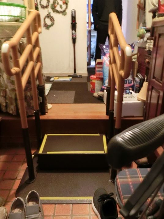 手すり付きの広間