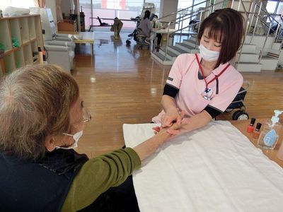 元気な笑顔のスタッフによるケア施術空間